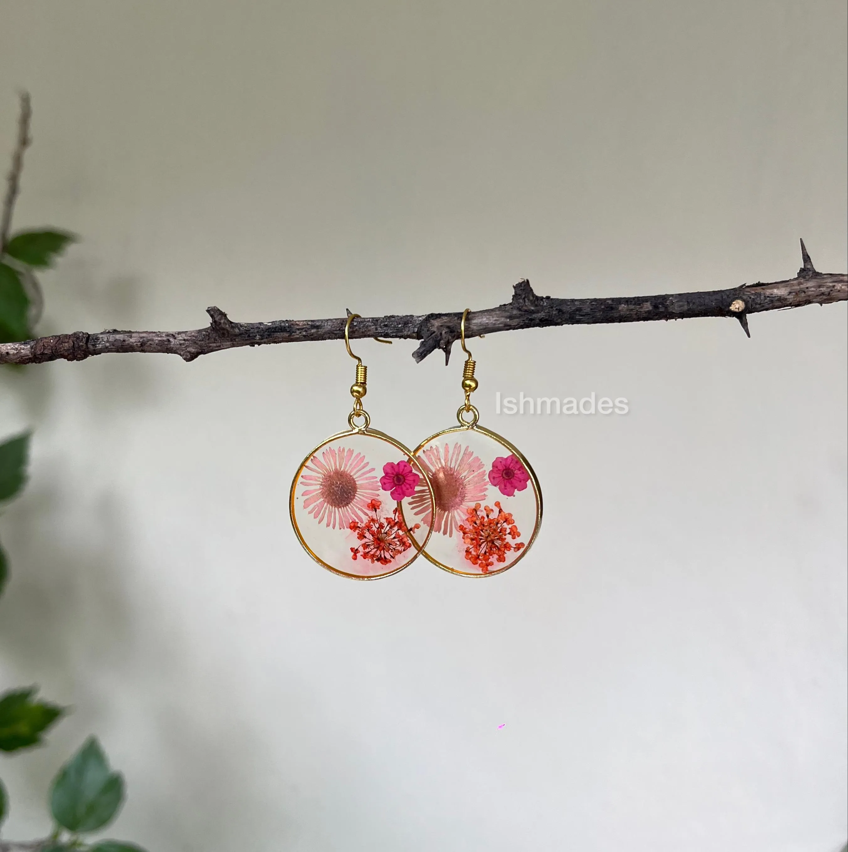 Ishmades Dark pink aster locket